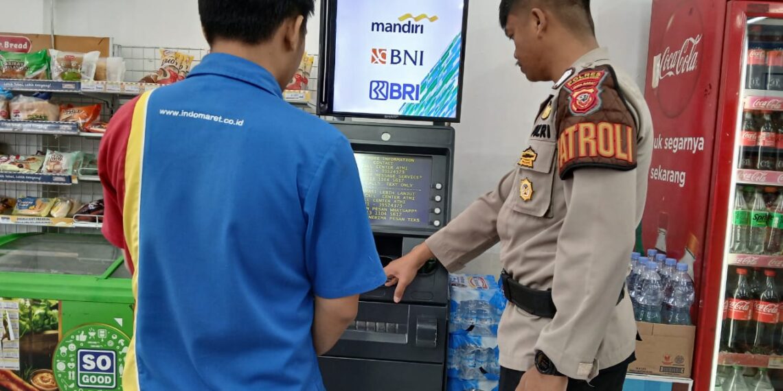 Pantau Dan Cek Mesin ATM oleh Anggota patroli Polsek Lembursitu