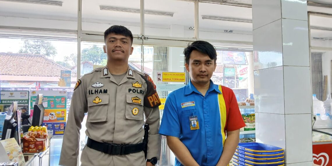 Patroli sambang Alfamart dan Indomart, Polsek Lembursitu beri himbauan kamtibmas
