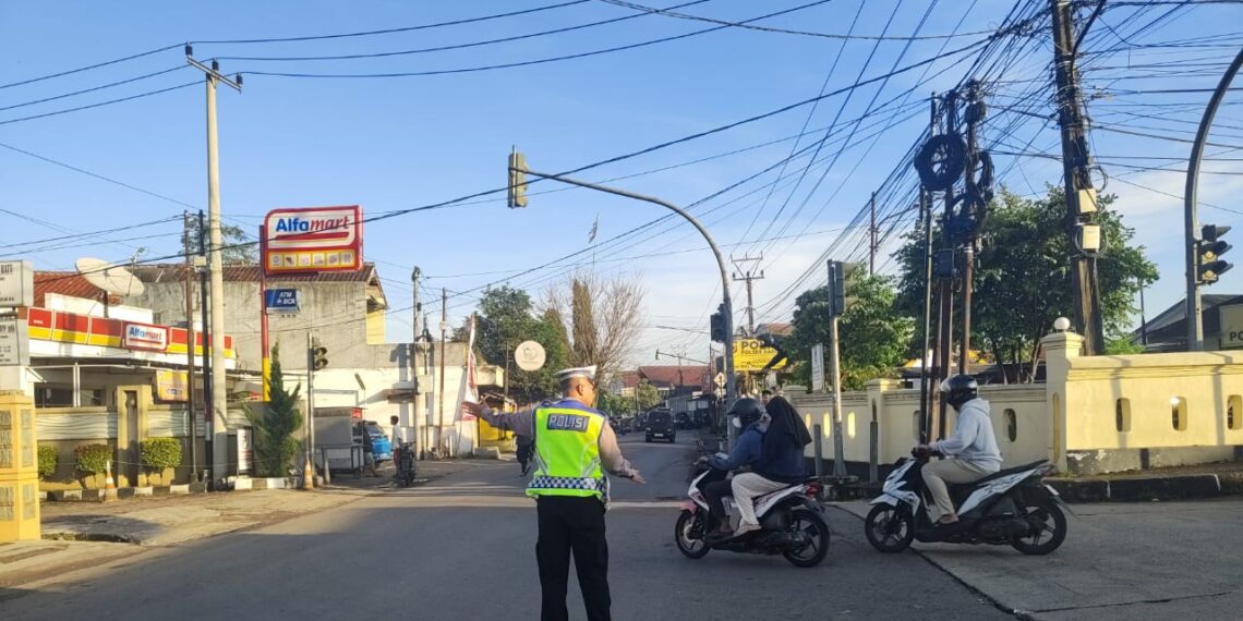 Gatur pagi hari, bentuk pelayanan personil Polsek Baros kepada masyarakat.