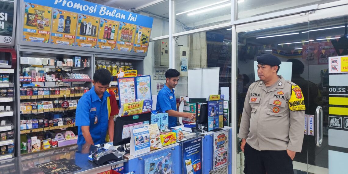 Bhabinkamtibmas Polsek Kebonpedes Patroli Dialogis Di Mini Market Wilayah Desa Binaannya