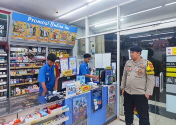 Bhabinkamtibmas Polsek Kebonpedes Patroli Dialogis Di Mini Market Wilayah Desa Binaannya
