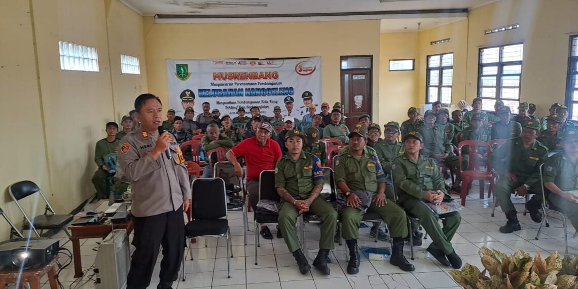 Kapolsek Citamiang Berikan Materi Saat Kegiatan Bimtek Optimalisasi Peran Satuan Perlindungan Masyarakat dalam Pilkada 2024 Di Kelurahan Nanggeleng.