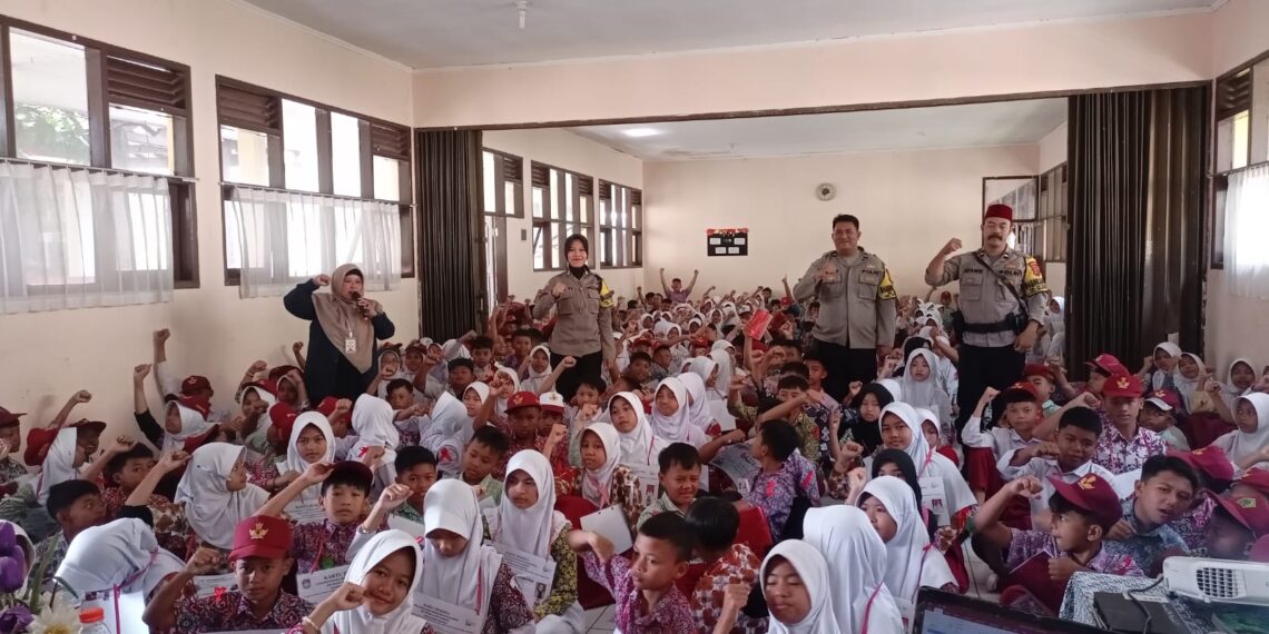 Masa Pengenalan Lingkungan Sekolah ( MPLS ) Bhabinkamtibmas Berikan Penyuluhan kepada Siswa/i