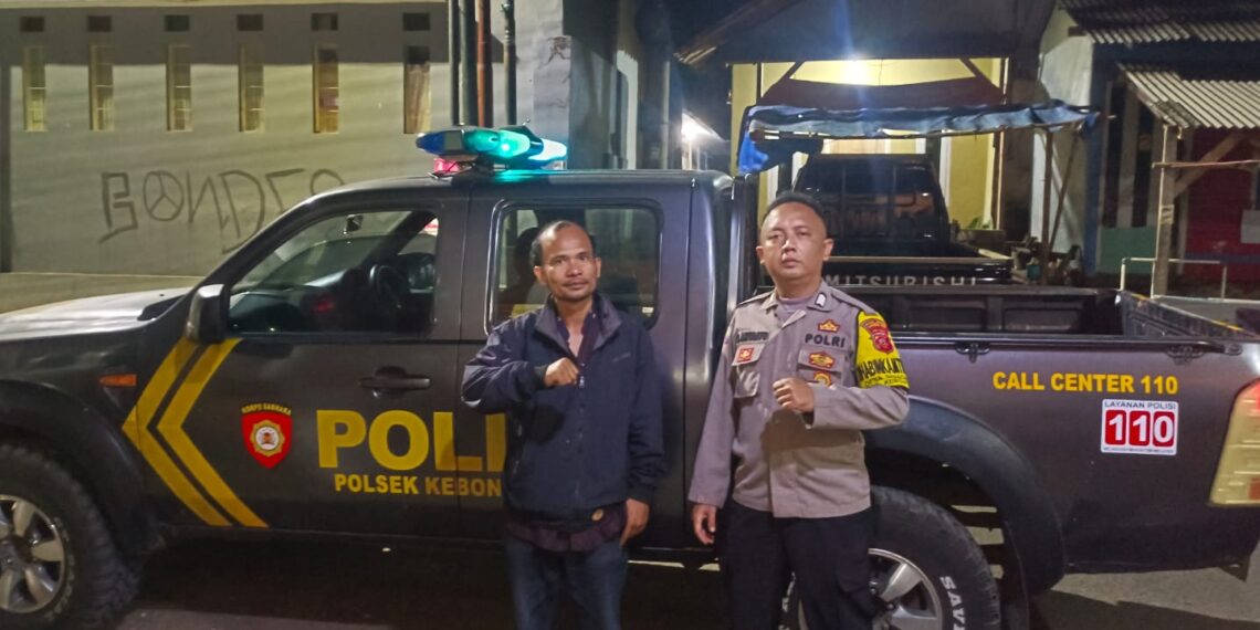 Patroli dialogis malam salah satu strategi tepat yang dilakukan oleh Polsek Kebonpedes dalam rangka mencegah terjadinya curanmor