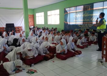 Polsek baros berikan motivasi siswa-siswi SMP Plus An Naba melalui MPLS