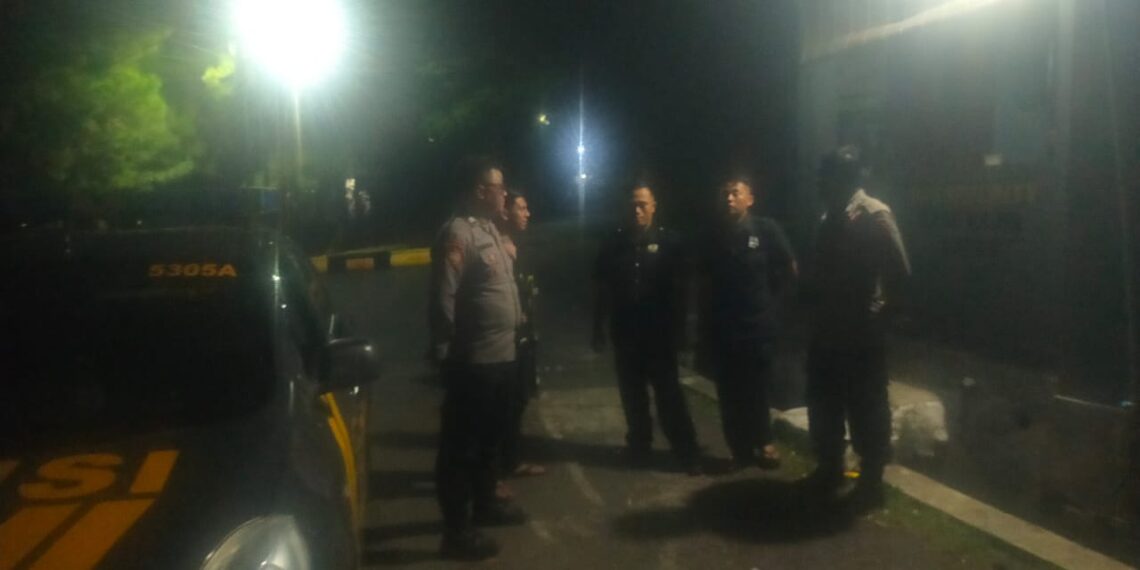 Laksanakan himbauan humanis. Unit patroli polsek baros antisipasi kerawanan malam hari