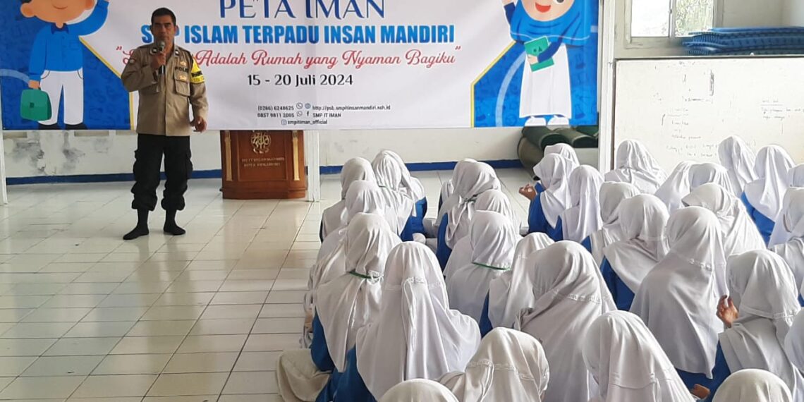 Bhabinkamtibmas Polsek Lembursitu Beri Materi dalam Rangka MPLS SMP Islam Terpadu Insan Mandiri Kota Sukabumi Dalam Menciptakan Lingkungan Belajar Yang Aman Dan Tertib