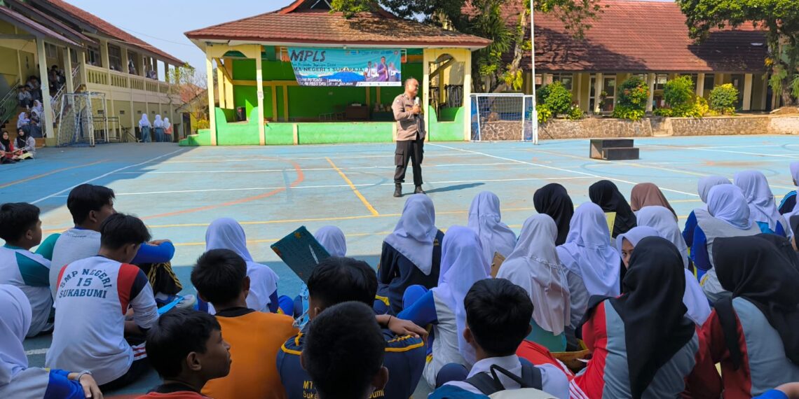 Bhabinkamtibmas Sukaraja Bripka Erwin Trissa melaksanakan sosialisasi dan penyuluhan dalam rangka MPLS