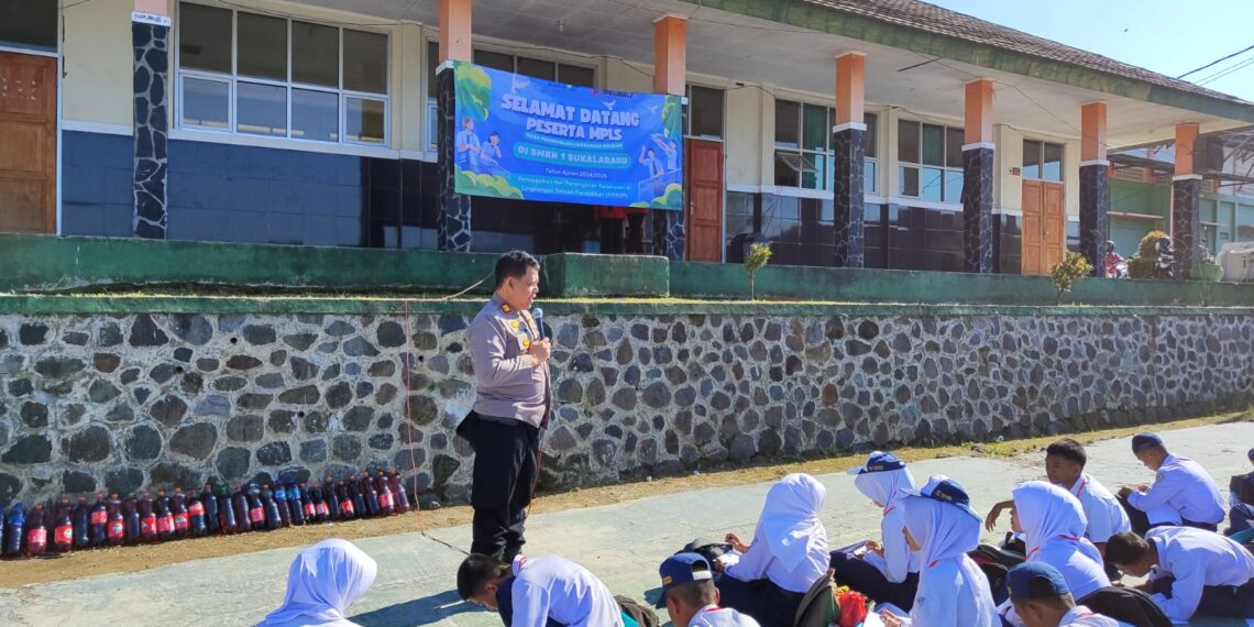 Kapolsek Sukalarang Menjadi Narasumber saat Mengisi MPLS di SMK Negri 1 Sukalarang
