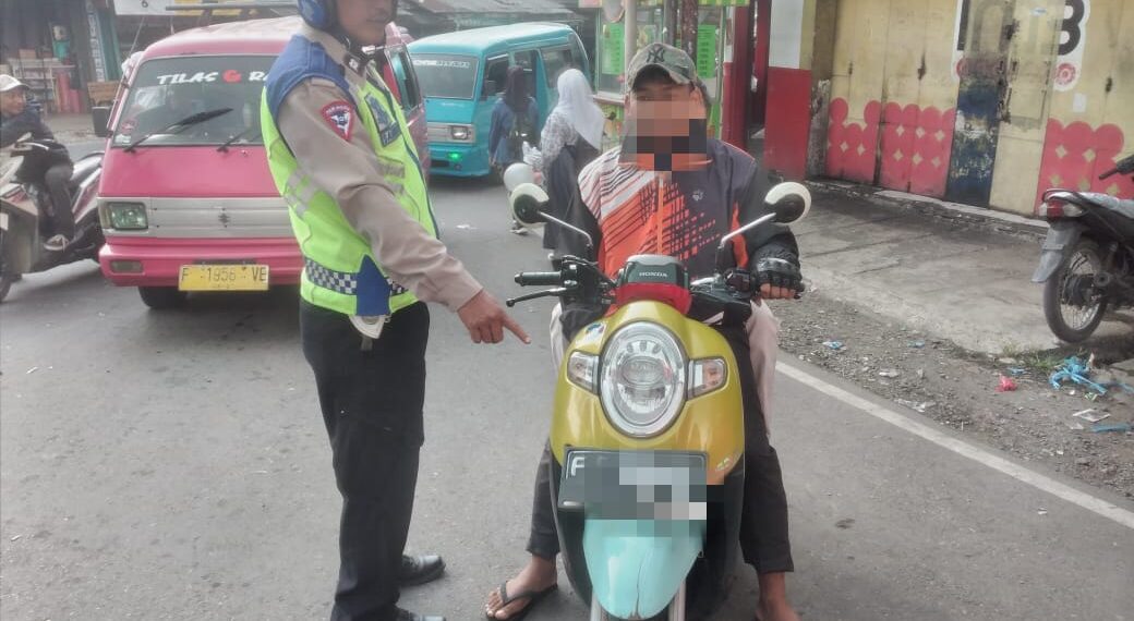 Ops Patuh Lodaya 2024, Anggota Polsek Sukaraja Berikan Teguran Humanis