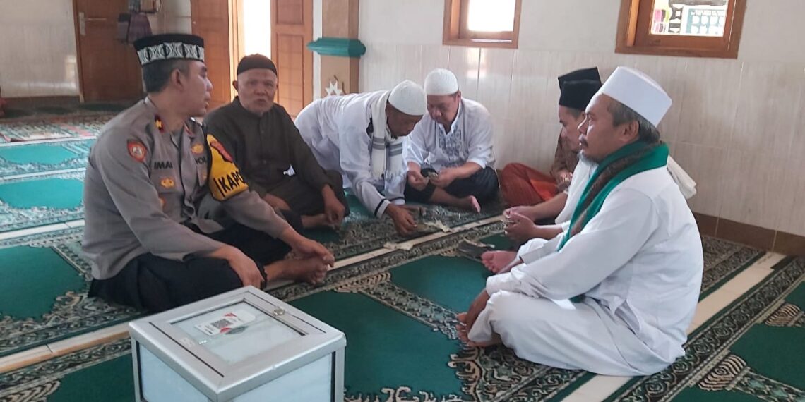 Ngariung bareng bersama Kapolsek Baros gelar tatap muka dengan pengurus DKM Masjid Al Muawannah  menyampaikan pesan kamtibmas