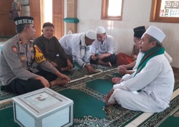 Ngariung bareng bersama Kapolsek Baros gelar tatap muka dengan pengurus DKM Masjid Al Muawannah  menyampaikan pesan kamtibmas
