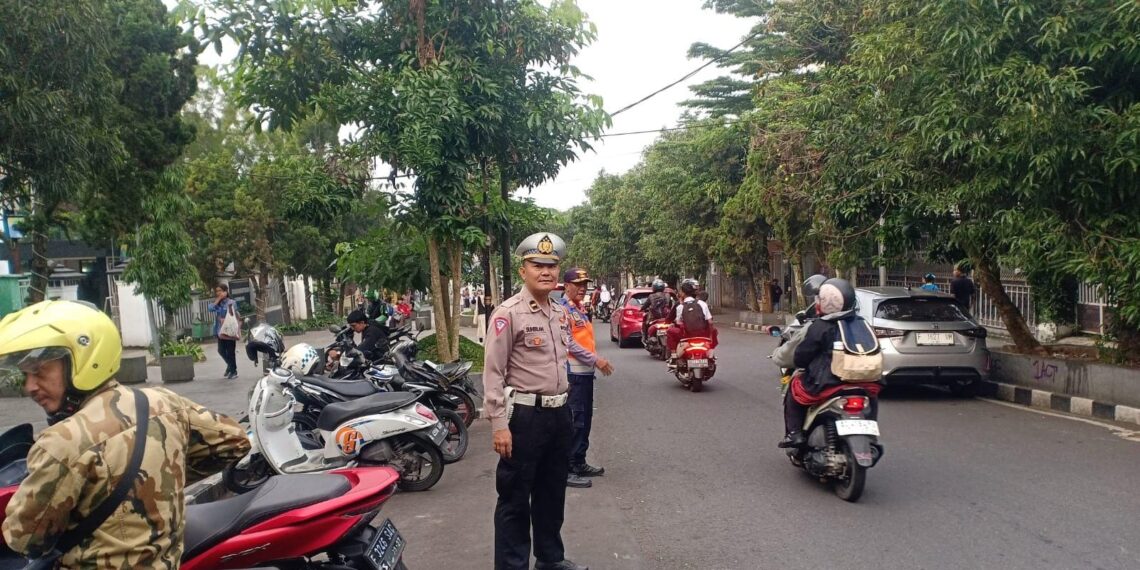 Antisipasi Kemacetan, Polsek Cikole Laksanakan Giat Pengaturan Pagi