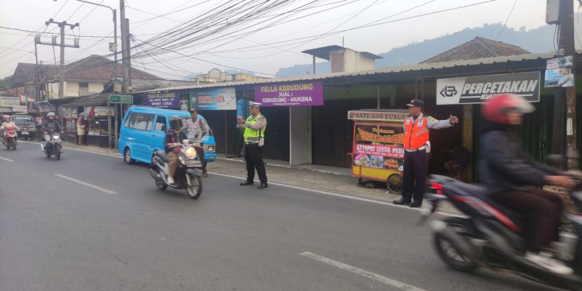 Antisipasi kemacetan pagi, anggota polsek Gunungguruh laksanakan gatur lalin pagi di simpang tiga pangleseran
