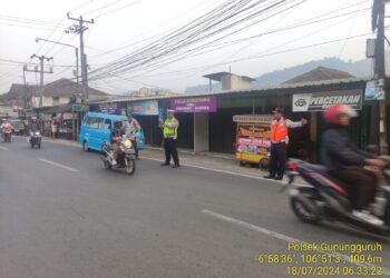 Antisipasi kemacetan pagi, anggota polsek Gunungguruh laksanakan gatur lalin pagi di simpang tiga pangleseran