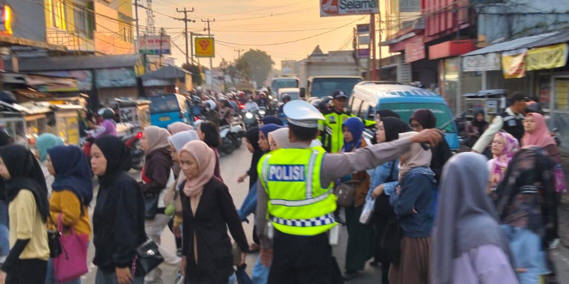 Antisipasi Kemacetan Pagi, Unit Lantas Polsek Sukalarang Melaksanakan Gatur Lalin Saat Jam Masuk Karyawan