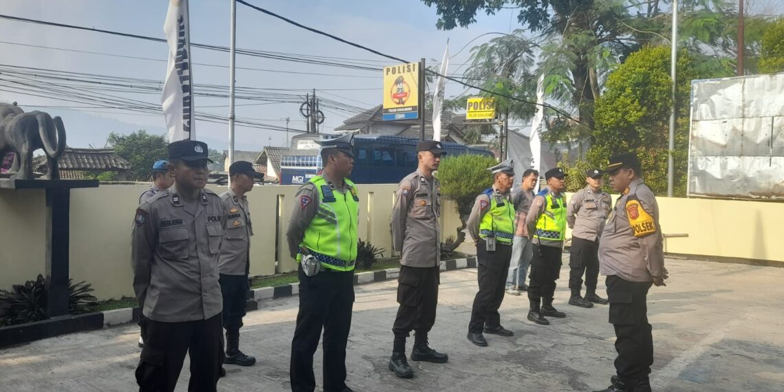 Kapolsek Sukalarang  Sampaikan Arahan Kepada Anggota Saat Apel Pagi
