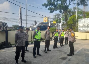 Kapolsek Sukalarang  Sampaikan Arahan Kepada Anggota Saat Apel Pagi