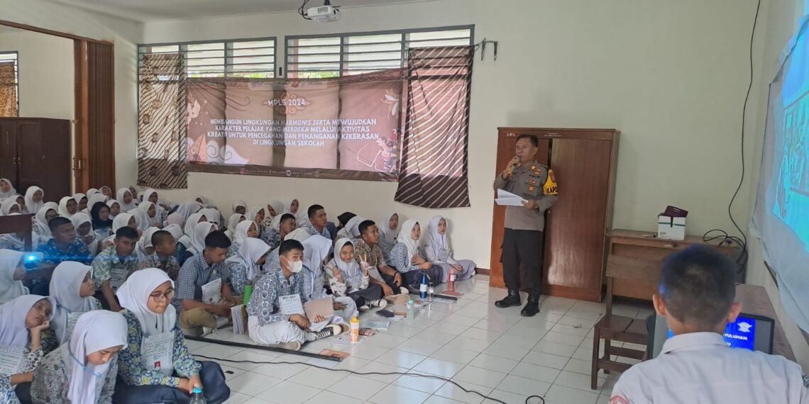 Kapolsek Citamiang Menjadi Narasumber Pada Kegiatan MPLS Siswa Baru SMKN 2 Kota Sukabumi.