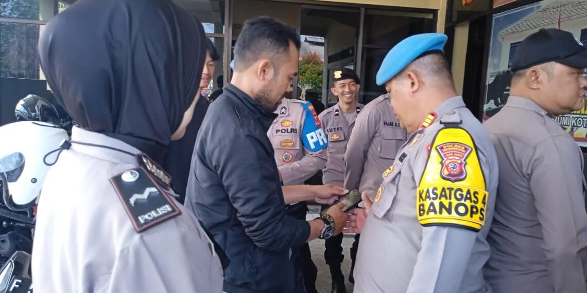 Kasi Propam Polres Sukabumi Kota lakukan pemeriksaan dan pengecekan Handphone personel Polsek Sukaraja