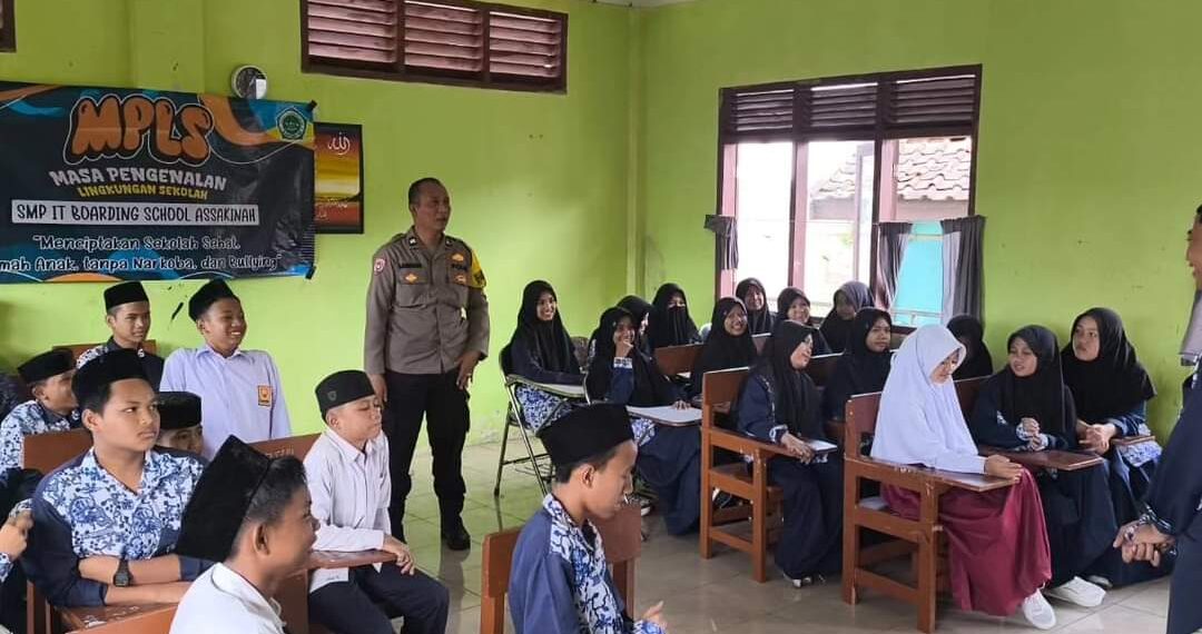 Polsek baros berikan motivasi siswa-siswi SMP Boarding school As Sakinah melalui MPLS