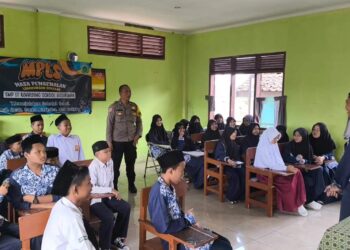 Polsek baros berikan motivasi siswa-siswi SMP Boarding school As Sakinah melalui MPLS