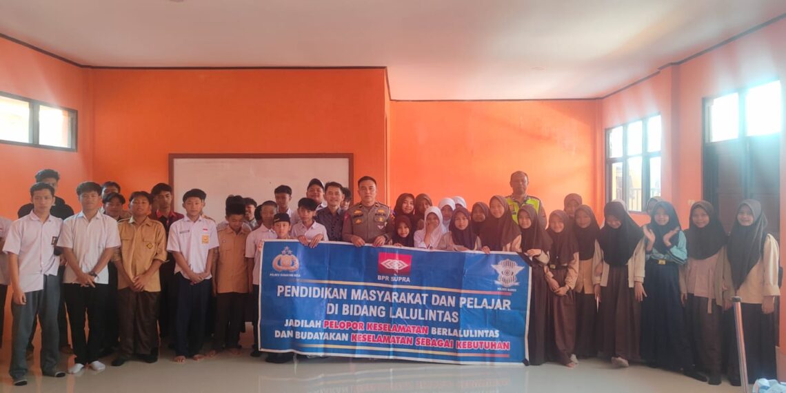 Giat MPLS SMP IT Madani. Polsek baros sosialisasikan Ops. Patuh Lodaya 2024