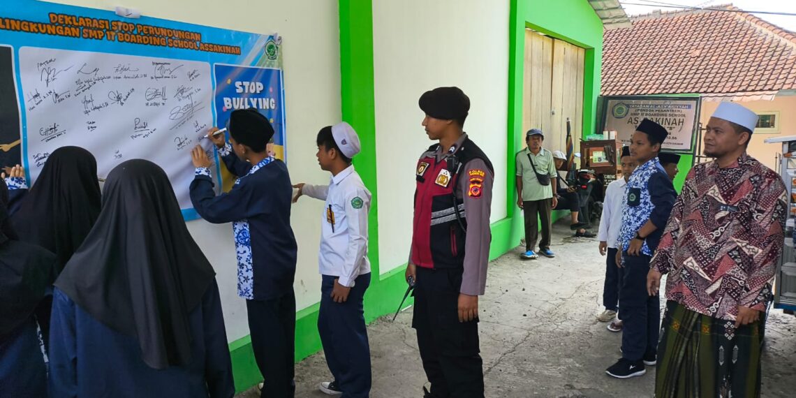 Deklarasi anti buyying. Bhabinkamtibmas Sudajayahilir hadiri MPLS SMP Boarding School As Sakinah.