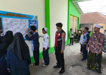 Deklarasi anti buyying. Bhabinkamtibmas Sudajayahilir hadiri MPLS SMP Boarding School As Sakinah.