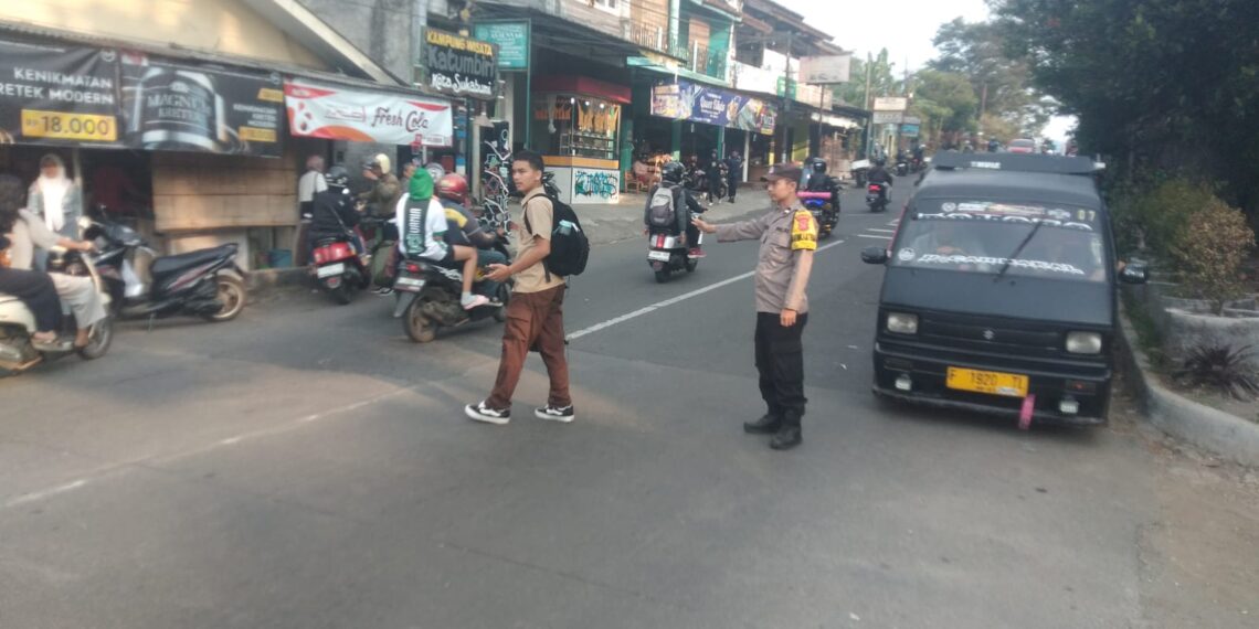 Ciptakan Kamseltibcarlantas, Polsek Citamiang Gelar Pelayanan Rutin Gatur Siang hari