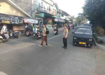 Ciptakan Kamseltibcarlantas, Polsek Citamiang Gelar Pelayanan Rutin Gatur Siang hari