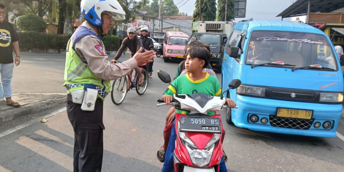 Edukasi Keselamatan Berlalu Lintas Terus Digencarkan oleh Polsek Sukaraja dalam Operasi Patuh Lodaya 2024