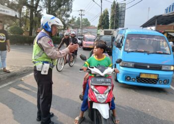 Edukasi Keselamatan Berlalu Lintas Terus Digencarkan oleh Polsek Sukaraja dalam Operasi Patuh Lodaya 2024