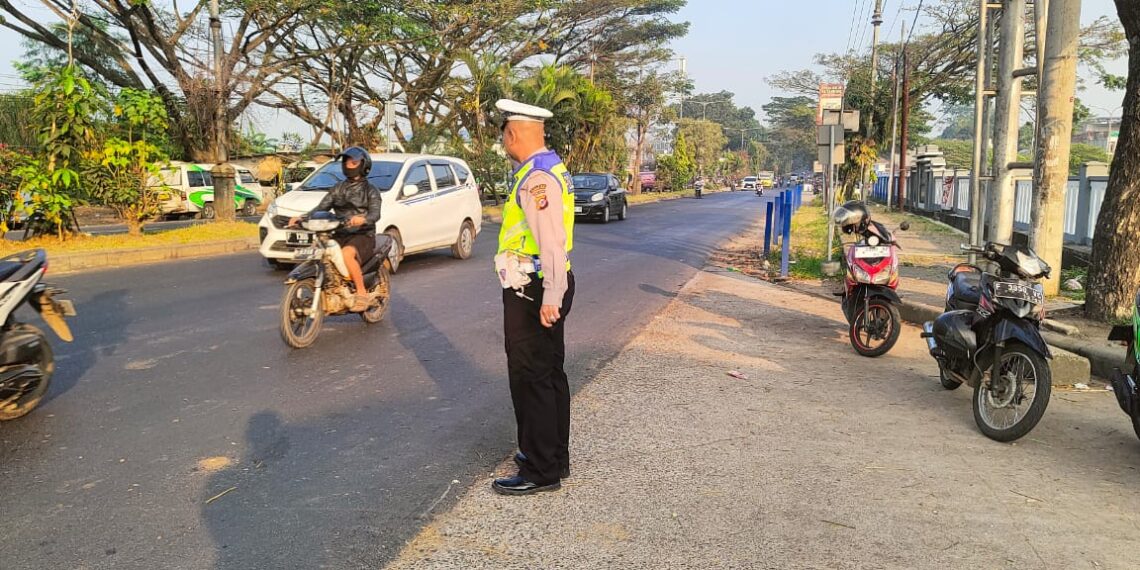 Gatur pagi. Berikan kelancaran Polsek baros sebar personil dititik rawan kemacetan