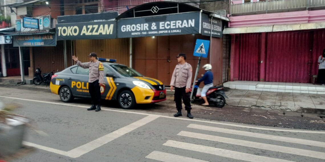 Antisipasi kemacetan pagi, anggota polsek Gunungguruh laksanakan gatur lalin pagi di simpang tiga pangleseran