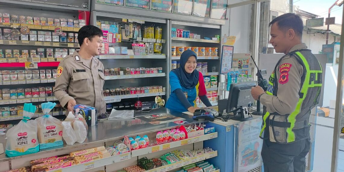 Sampaikan Himbauan Kamtibmas Kepada Karyawan Minimarket saat Patroli Siang