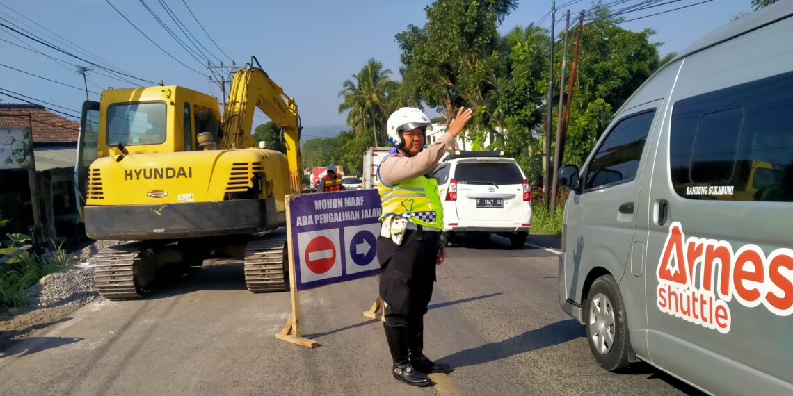 Polsek Sukaraja Siagakan Unit Lalu Lintas di Lokasi Proyek Pengecoran Jalan Raya Sukabumi-Cianjur untuk Mencegah Kemacetan dan Pungli