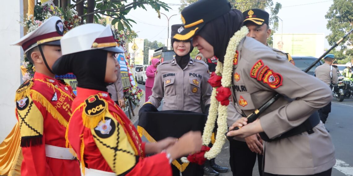 Tiba di Polres Sukabumi Kota, AKBP Rita Suwadi Disambut Dua Pocil