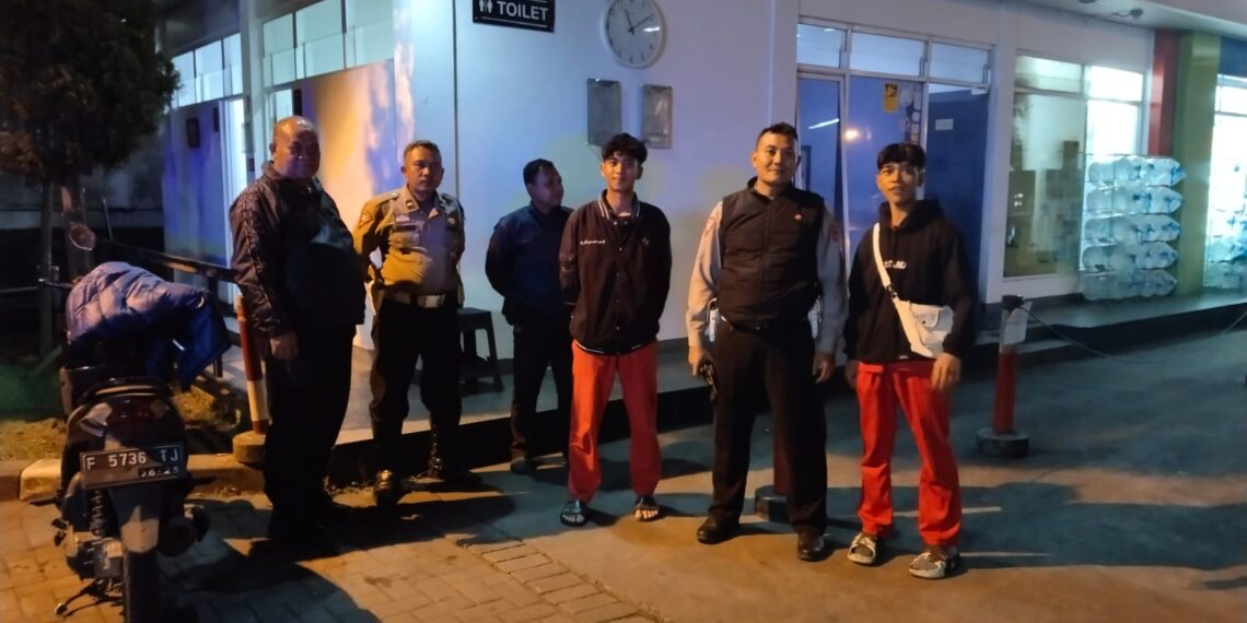 Panit Lantas Polsek Cikole Pimpin Patroli Malam Hari