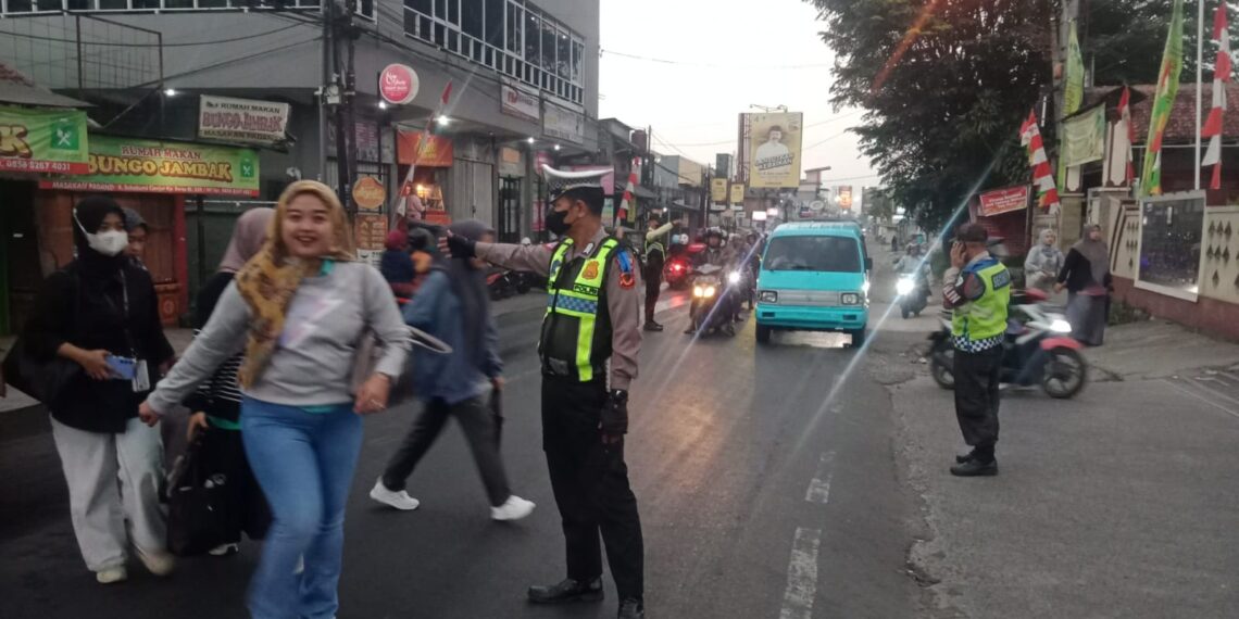 Strong Point, Unit Lantas Polsek Sukalarang Gatur Lalu Lintas Pagi Demi Kelancaran Jalan