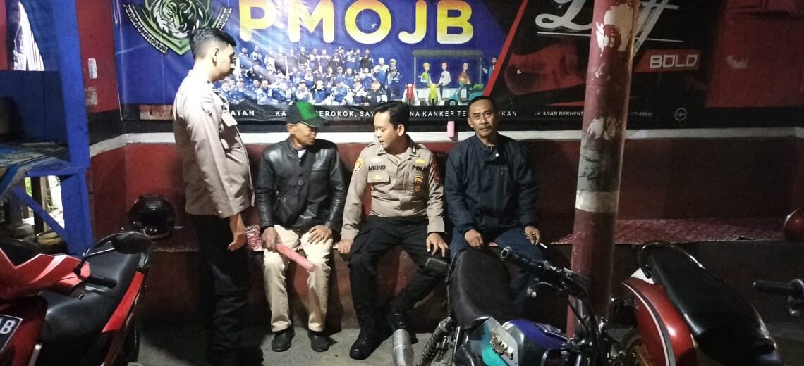 Patroli Strong Point Malam Polsek Sukalarang Dialogis Dengan Masyarakat Wujudkan Situasi Kamtibmas Yang Aman