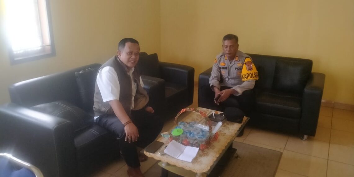 Kapolsek Sukaraja Melaksanakan silaturahmi mengunjungi Kepala Desa