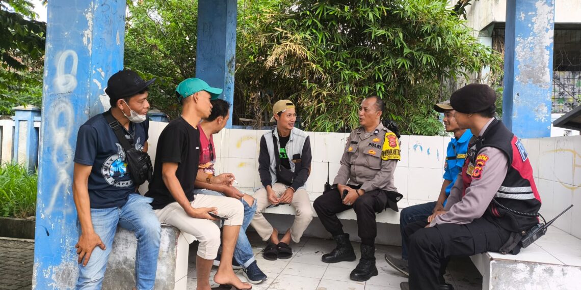 Wujudkan kebersamaan mitra kamtibmas. Bhabinkamtibmas Polsek Baros efektifkan sambangi sopir terminal