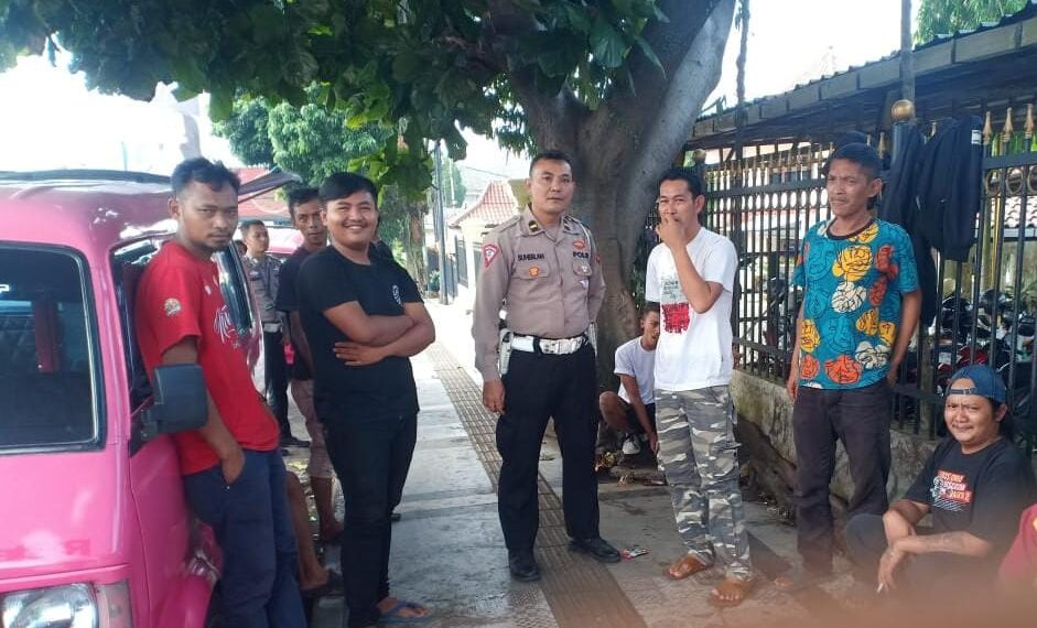 Panit Lantas Polsek Cikole Laksanakan Sambang Dengan Supir Angkot