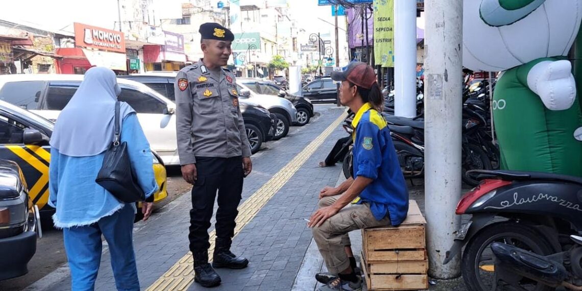 Anggota Samapta Polsek Cikole Berikan Himbauan Kepada Petugas Parkir