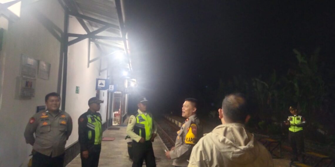 Ciptakan Kamtibmas Kondusif Polsek Cireunghas Gelar Patroli Malam di Sekitar Stasiun