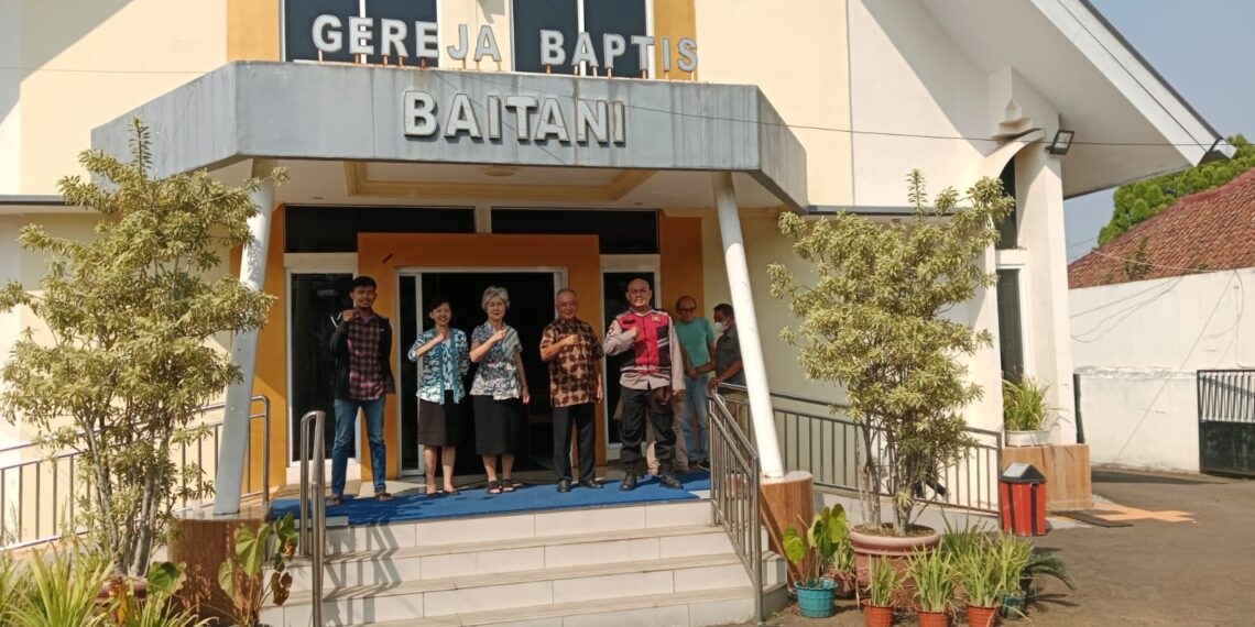Polsek Cibeureum rutinkan Berikan Pelayanan Pengamanan Ibadah Kebaktian Minggu