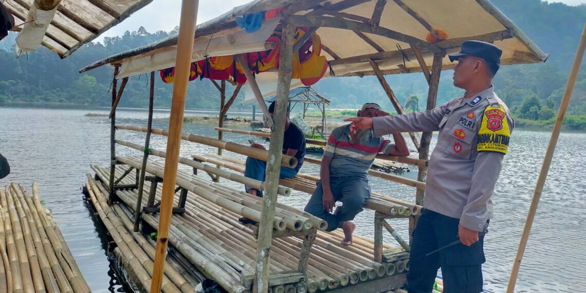 Personil Polsek kadudampit Melaksanakan giat Patroli tempat wisata situgunung.