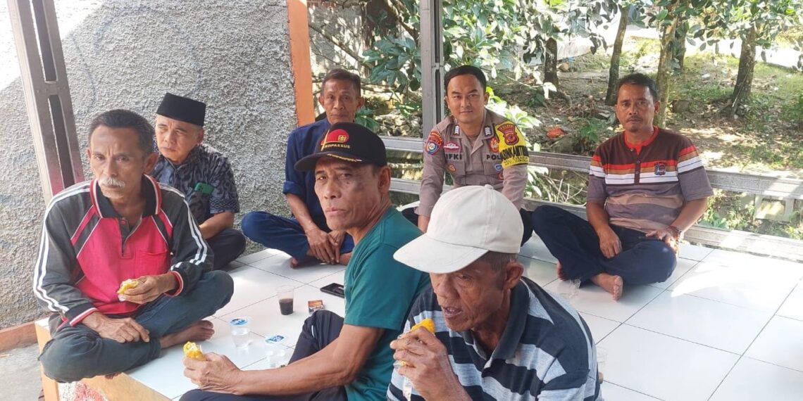 Pantau Situasi Wilayah, Bhabinkamtibmas Polsek Cikole Laksanakan Sambang Warga