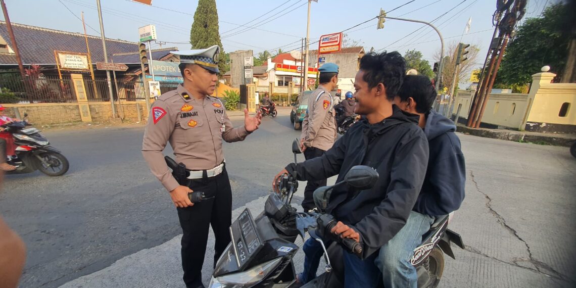Ops. Patuh lodaya 2024 . Unit lantas baros sambang ojek pangkalan garuda baros memberikan sosialisasi Ops. Patuh lodaya 2024